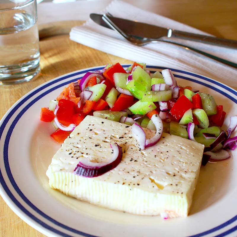 Gebackener Schafskäse mit Salat